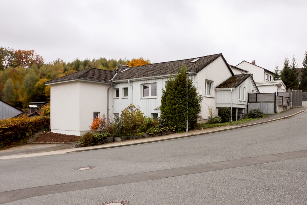 Mehrfamilienhaus mit 3 Wohneinheiten – großzügiges Grundstück & Garagen in Lüdenscheid-Pöppelsheim!!