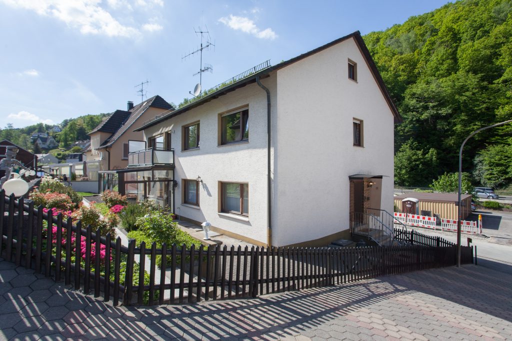 Gepflegtes Zweifamilienhaus mit Garten und Balkon in Werdohl-Eveking